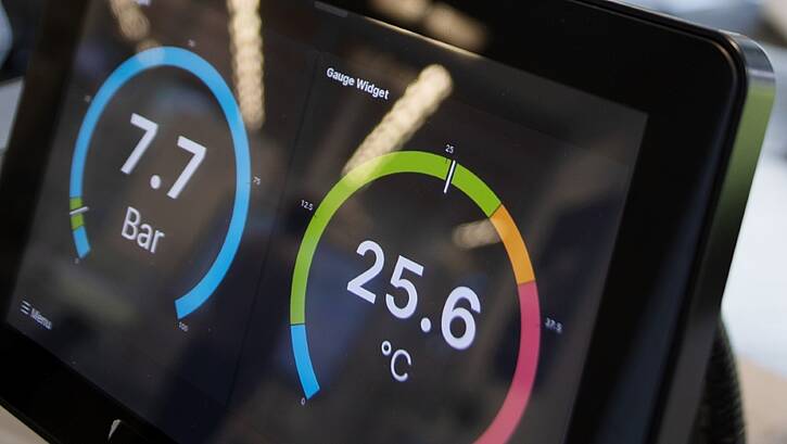 7,7 bar und 25,6 °C - zwei Werte, die von HELIO HMI (Human-Machine-Interface) auf einem Tablet angezeigt werden